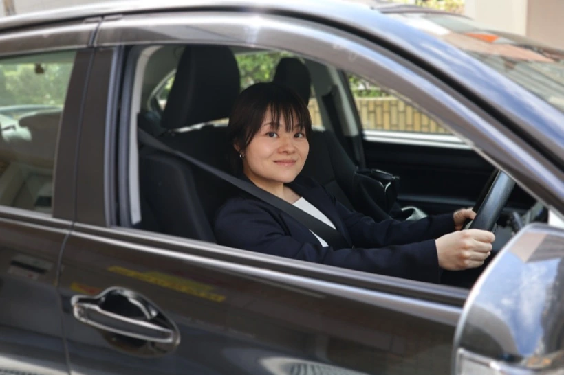 営業車を運転してお客様のもとへ向かうH.M