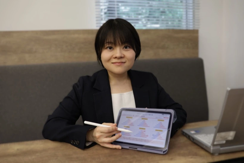 タブレットを使って商談を行うH.M
